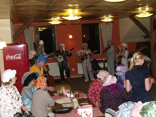 08_Zabava pokracuje.jpg